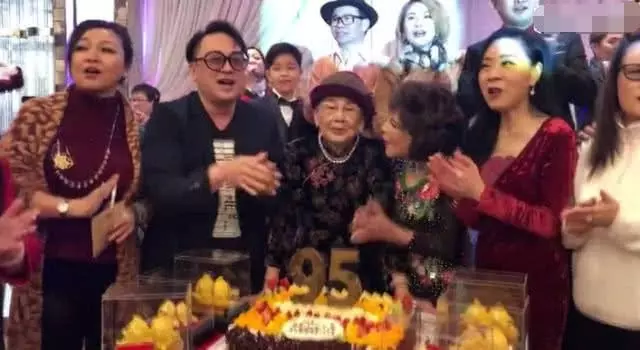 梅艷芳媽媽95歲生日開大型派對,穿旗袍與友人跳舞滿身珠光寶氣!
