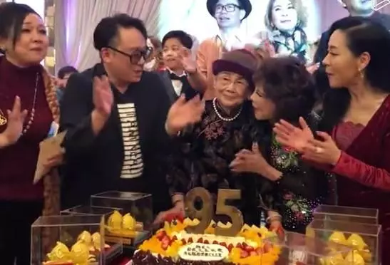梅艷芳媽媽95歲生日開大型派對,穿旗袍與友人跳舞滿身珠光寶氣!