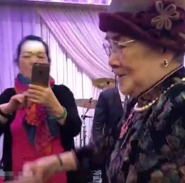 梅艷芳媽媽95歲生日開大型派對,穿旗袍與友人跳舞滿身珠光寶氣!