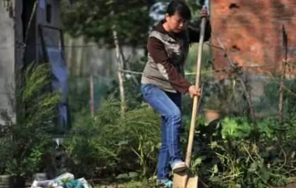 兒子臨時出差,兒媳每天飯後都出門,我偷偷跟蹤,頓時泣不成聲!