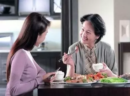 兒子臨時出差,兒媳每天飯後都出門,我偷偷跟蹤,頓時泣不成聲!