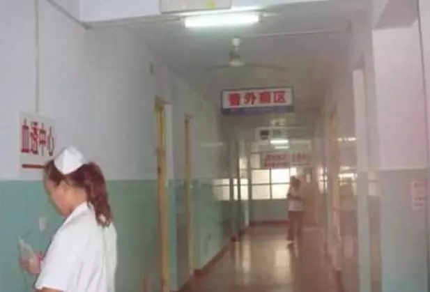 兒子臨時出差,兒媳每天飯後都出門,我偷偷跟蹤,頓時泣不成聲!