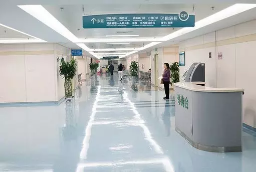 兒子臨時出差,兒媳每天飯後都出門,我偷偷跟蹤,頓時泣不成聲!