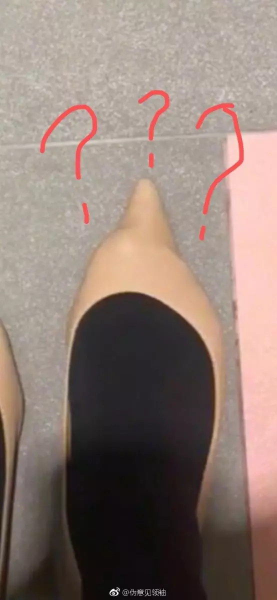 網購最大苦主!她上網買「氣質尖頭鞋」總算到貨 滿心期待穿上「竟被鞋子比中指」網笑:史上最潮