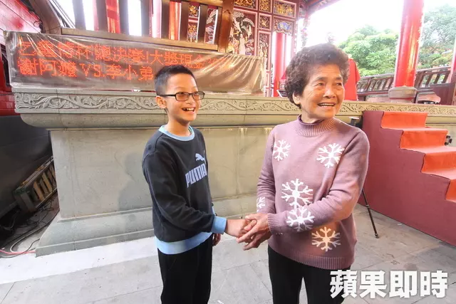 抱走30萬!12歲男童PK信徒嬤「一口氣連8個聖筊」 獲勝後自曝「有重要使命」網友瞬間被暖哭了