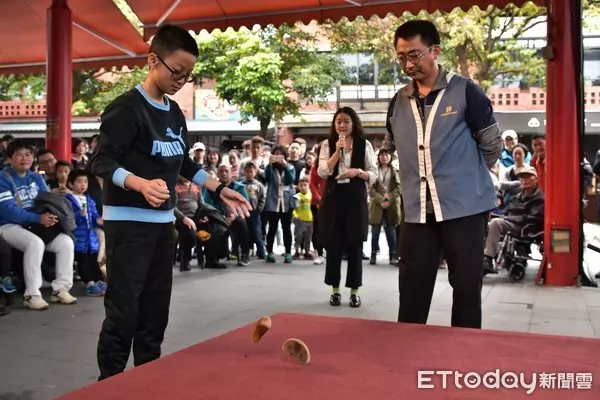 抱走30萬!12歲男童PK信徒嬤「一口氣連8個聖筊」 獲勝後自曝「有重要使命」網友瞬間被暖哭了