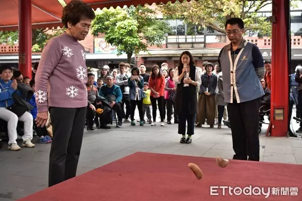 抱走30萬!12歲男童PK信徒嬤「一口氣連8個聖筊」 獲勝後自曝「有重要使命」網友瞬間被暖哭了