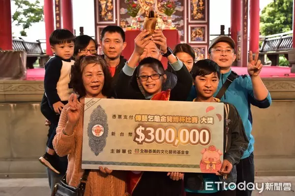 抱走30萬!12歲男童PK信徒嬤「一口氣連8個聖筊」 獲勝後自曝「有重要使命」網友瞬間被暖哭了
