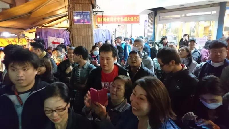 韓冰代父輔選!人還未到 人潮擠爆三和夜市