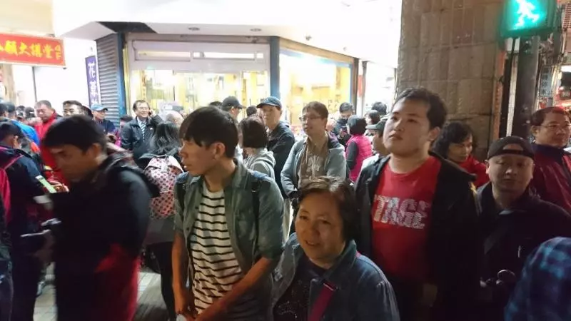 韓冰代父輔選!人還未到 人潮擠爆三和夜市