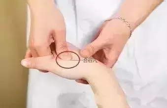按摩穴位還可以退燒?這個穴位的功效只有你想不到!