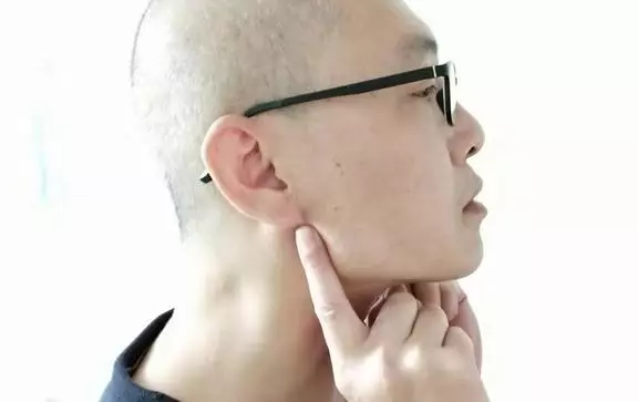 經常敲打耳朵附近,能疏通經絡,有心腦血管的人要多敲,血管暢通
