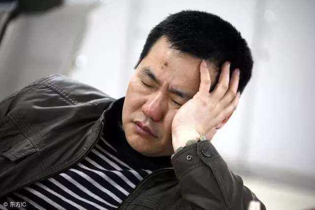 凌晨睡不著、半夜易醒的人,中醫:揉揉腳底這一穴,睡得比豬香