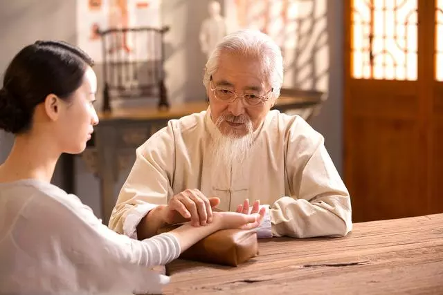 凌晨睡不著、半夜易醒的人,中醫:揉揉腳底這一穴,睡得比豬香