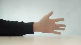 長時間玩手機,拇指酸痛無力?磨出腱鞘炎了!這7個動作消疼痛