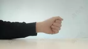 長時間玩手機,拇指酸痛無力?磨出腱鞘炎了!這7個動作消疼痛
