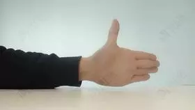 長時間玩手機,拇指酸痛無力?磨出腱鞘炎了!這7個動作消疼痛