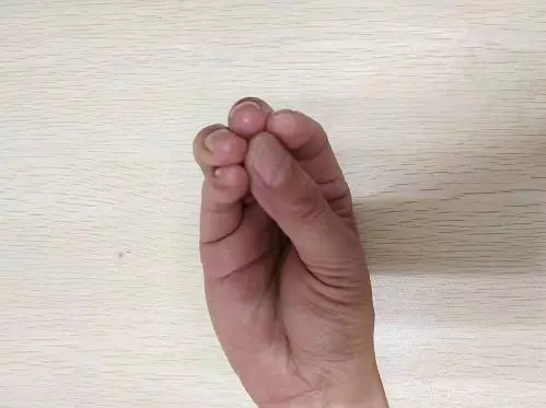 春天,容易咳嗽,試試用手指在氣管上端輕輕敲3分鐘,能很快緩解