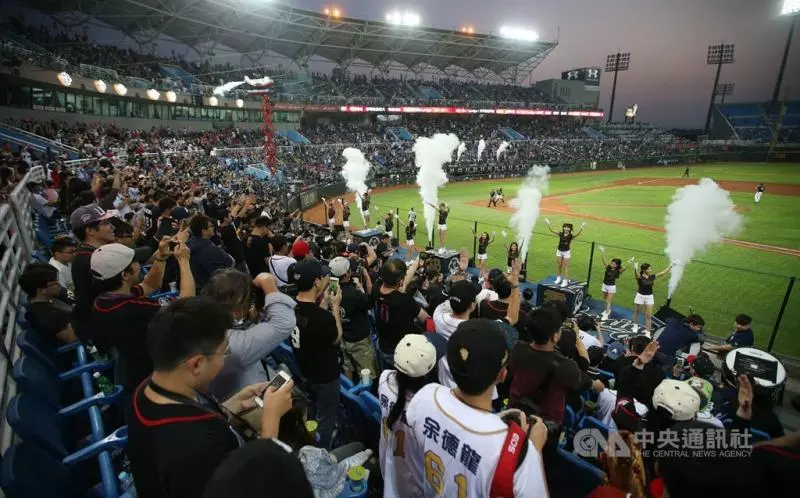 陪伴顛峰走過低潮 球迷期待下個30年