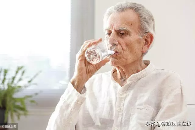 人到老年,堅持做5件事,就能把血栓通通「沖走」