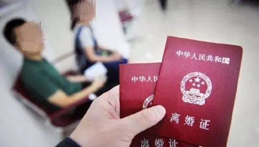 離婚半年,前妻來家裡看女兒,臨走忘拿錢包,前夫好奇打開後傻住