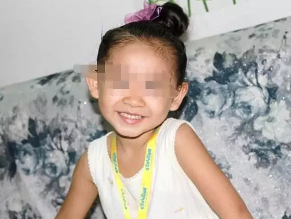 離婚半年,前妻來家裡看女兒,臨走忘拿錢包,前夫好奇打開後傻住