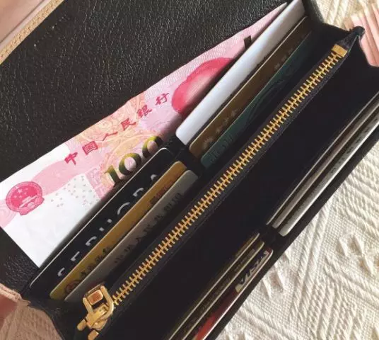 離婚半年,前妻來家裡看女兒,臨走忘拿錢包,前夫好奇打開後傻住