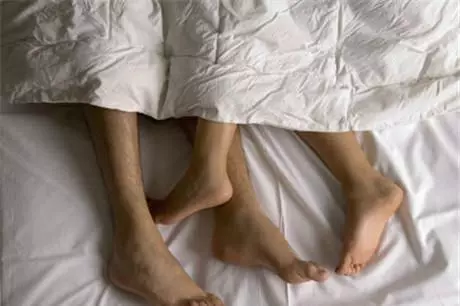 婆婆再婚對象跟我同歲,老公不在家,醒來睜開眼我如吃蒼蠅般噁心