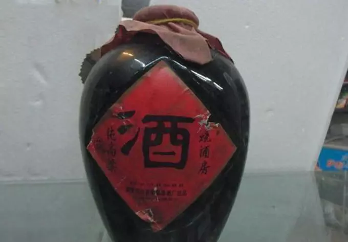 女兒進城打工,寄回一壇酒,父親不捨得喝,半年後一打開,報了警