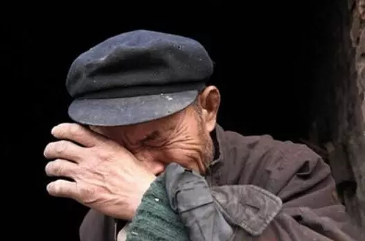 女兒進城打工,寄回一壇酒,父親不捨得喝,半年後一打開,報了警
