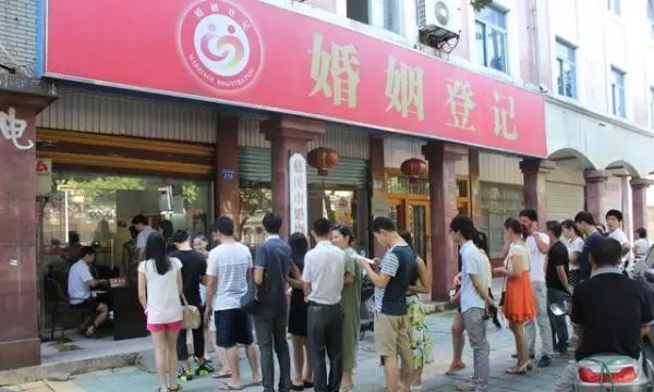 領證時一女人撞了我後,我口袋裡多了一紙,看完我假裝暈倒不結了