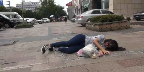 老婆為救我被車撞成傻子,我轉移財產拋棄她,一年後相遇我悔撞牆