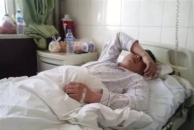 老婆為救我被車撞成傻子,我轉移財產拋棄她,一年後相遇我悔撞牆