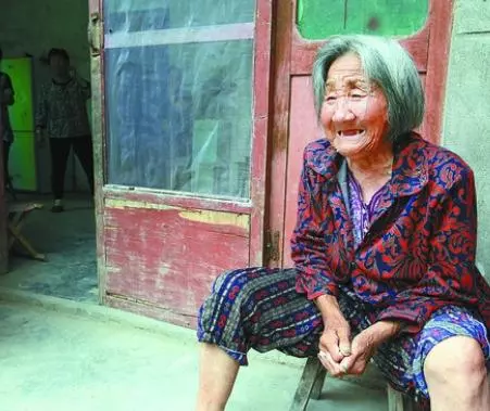 婆婆到工地上班,兒媳心疼送去雞湯,走到工地兒媳怒將雞湯丟了