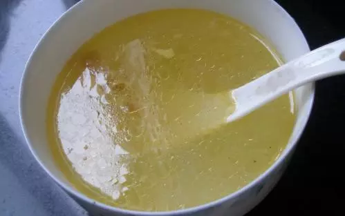 婆婆到工地上班,兒媳心疼送去雞湯,走到工地兒媳怒將雞湯丟了