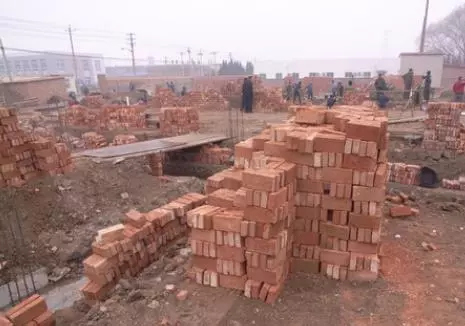 婆婆到工地上班,兒媳心疼送去雞湯,走到工地兒媳怒將雞湯丟了