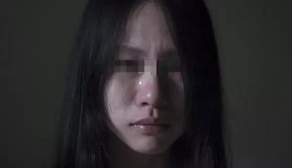 婆婆洗澡時她手機響了,我好心幫忙接電話,那邊一開口我嚇癱在地