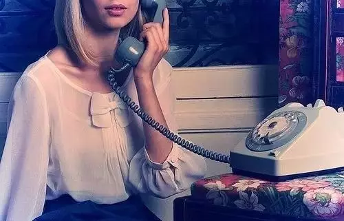 婆婆洗澡時她手機響了,我好心幫忙接電話,那邊一開口我嚇癱在地