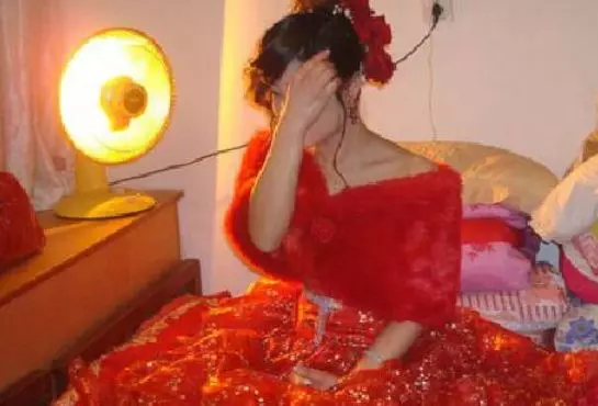 兒子結婚沒彩禮,逼女兒嫁智障,母親心虛去探望,進屋一瞧,蒙了