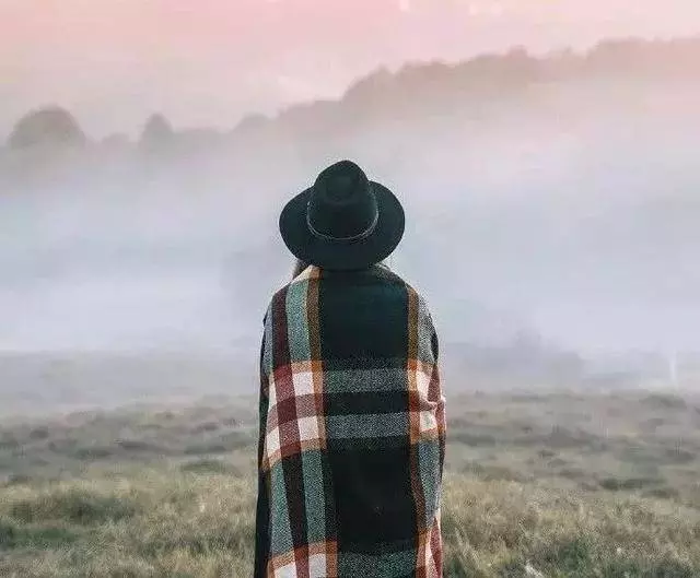 堅強的女人背後都是眼淚,獨立的女人心中都有傷痕,獻給不會撒嬌外表堅強的女人