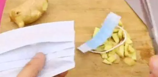 風油精滴在生薑上太厲害了,可惜很多人並不知道,學會全家都受用