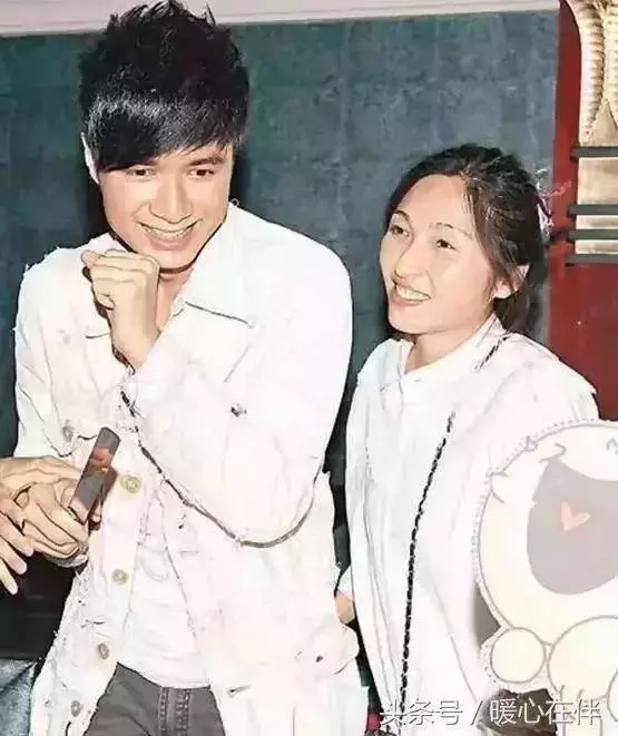 趙薇林心如為他成情敵,他卻娶了51歲醜女當老婆,寵愛了25年!