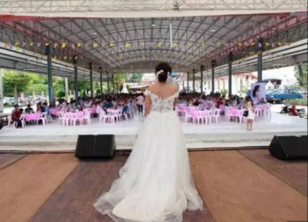盛大婚禮席開上百桌,緊要關頭時「新郎居然落跑了」!留下新娘獨自一人上台,讓人看了鼻酸!