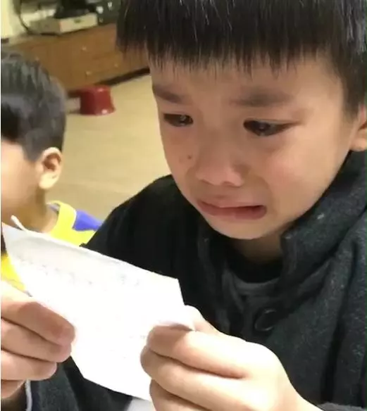 真情流露!爸爸出差一個月「手寫注音紙條」給7歲兒子 他看到最後「直接抱頭飆淚」哭喊:快回來~