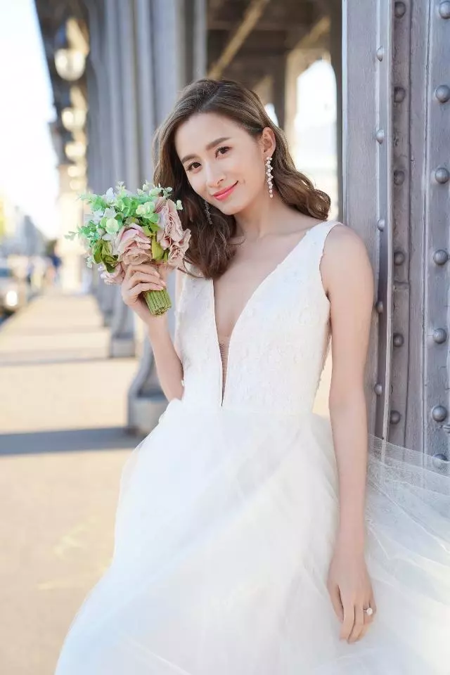 TVB前花旦沉卓盈宣布婚訊,並曬出與富商男友拍的浪漫婚紗照!