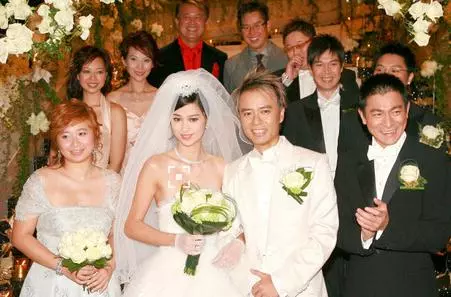 她19歲成港姐,與天王相戀13年才修成正果,被老公一寵就是26年