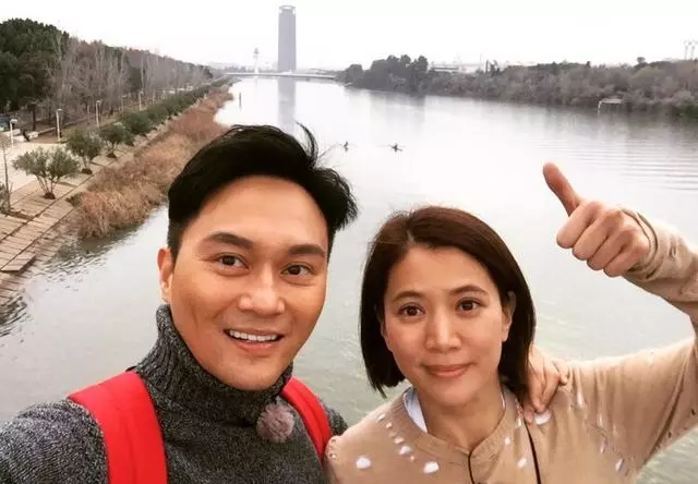 袁詠儀兒子13歲了,眉清目秀面如冠玉,笑起來比爸爸張智霖還帥