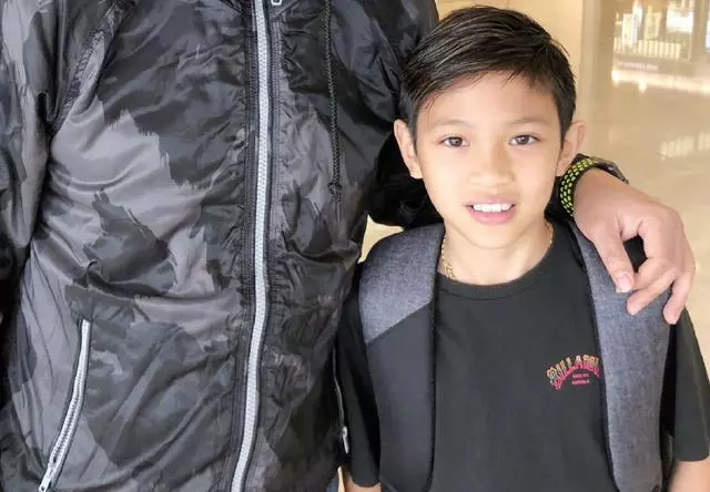 袁詠儀兒子13歲了,眉清目秀面如冠玉,笑起來比爸爸張智霖還帥
