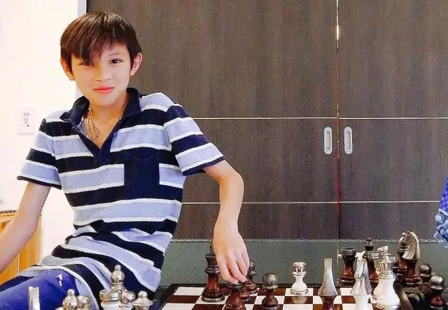袁詠儀兒子13歲了,眉清目秀面如冠玉,笑起來比爸爸張智霖還帥