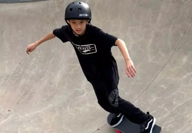 袁詠儀兒子13歲了,眉清目秀面如冠玉,笑起來比爸爸張智霖還帥